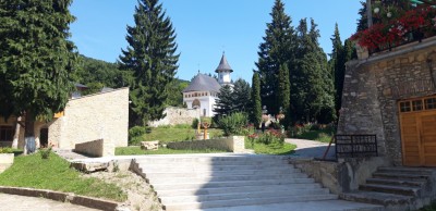 Die neue Kirche durch den Park gesehen